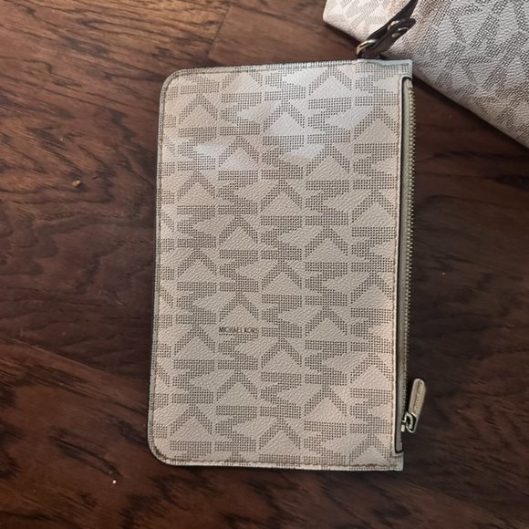 Michael Kors Medium Tall Tote Bag - Picture 4 of 7